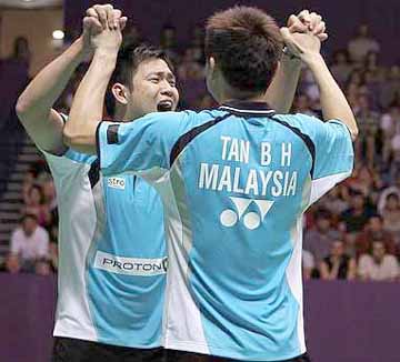 We’re in the final: Malaysia’s Koo Kien Keat and Tan Boon Heong celebrating after defeating China’s Guo Zhengdong-Xu Chen in the men’s doubles semi-finals of the World Championships in Paris yesterday. Kien Keat-Boon Heong won 21-14, 21-18.
