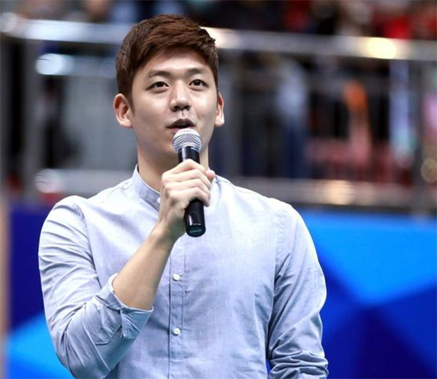 Lee Yong-Dae greets the fans during China Badminton Super League in Huizhou. (photo: ossports)