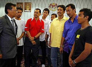 Let&rsquo;s talk sports: Youth and Sports Minister Datuk Ahmad Shabery Cheek meeting cyclist Azizul Hasni Awang (right), badminton coach Rashid Sidek (third from right) and former doubles star Jalani Sidek (second from right) at his office yesterday.