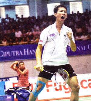 Born to be wild: Nguyen Tien Minh reacts after defeating Rumbaka Dyonisius Hayom, of Indonesia, 21-13, 21-15 in the men's singles final of the Ciputra Hanoi-Vietnam Challenge yesterday. Minh defends his title and goes home with $1,125 and 4,000 points bonuses. Born to be wild: Nguyen Tien Minh reacts after defeating Rumbaka Dyonisius Hayom, of Indonesia, 21-13, 21-15 in the men's singles final of the Ciputra Hanoi-Vietnam Challenge yesterday. Minh defends his title and goes home with $1,125 and 4,000 points bonuses.
