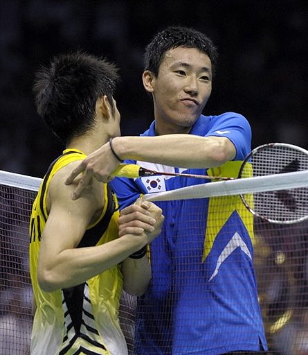 China's Lin Dan (L) is congratulated by South Korea's Park Sung Hwan (R) during the men's singles final match