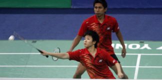 Lilyana Natsir, front, and Nova Widianto overpowered another opponent in the Singapore Open Super Series, taking only 30 minutes to oust England&rsquo;s Anthony Clark and Donna Kellogg in straight sets on Thursday