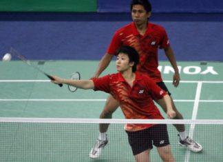 Lilyana Natsir, front, and Nova Widianto overpowered another opponent in the Singapore Open Super Series, taking only 30 minutes to oust England&rsquo;s Anthony Clark and Donna Kellogg in straight sets on Thursday