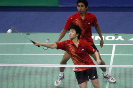 Lilyana Natsir, front, and Nova Widianto overpowered another opponent in the Singapore Open Super Series, taking only 30 minutes to oust England’s Anthony Clark and Donna Kellogg in straight sets on Thursday Lilyana Natsir, front, and Nova Widianto overpowered another opponent in the Singapore Open Super Series, taking only 30 minutes to oust England’s Anthony Clark and Donna Kellogg in straight sets on Thursday