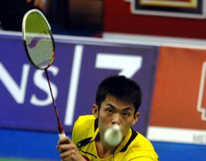 China's Lin Dan returns the shuttlecock to his teammate Chen Jin during the men's singles quarterfinal at the Indonesian Badminton Tournament 2009 in Jakarta, capital of Indonesia, June 19, 2009. Lin lost the match 1-2.