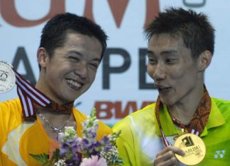 Shared smiles: Malaysian shuttler Lee Chong Wei (right) and Indonesian player Taufik Hidayat show their medals to journalists after the final battle of the men&rsquo;s singles division of the Indonesian Open in Jakarta on Sunday. Lee Chong Wei won the title after defeating Taufik 21-9 and 21-14.