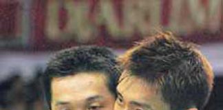 Lee Chong Wei (right) hugs Taufik Hidayat after beating him on Sunday.