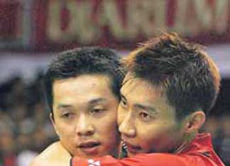Lee Chong Wei (right) hugs Taufik Hidayat after beating him on Sunday.