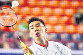 Lee Chong Wei beat Singapore&rsquo;s Derek Wong 21-12, 21-11 and later beat Lim Fang Yang 21-9, 21-14 to qualify for the third round.