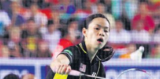 Wong Mew Choo beat Singapore&rsquo;s Xing Aiying 21-15, 21-17 in the Yonex-Sunrise Malaysia Open Grand Prix at the Johor City Council Indoor Stadium yesterday.