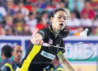 Wong Mew Choo beat Singapore&rsquo;s Xing Aiying 21-15, 21-17 in the Yonex-Sunrise Malaysia Open Grand Prix at the Johor City Council Indoor Stadium yesterday.