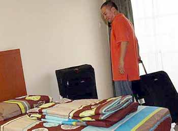Room for improvement: Malaysia’s new singles coach Hendrawan checking into his room at the hostel in Mount Kiara Monday. Room for improvement: Malaysia’s new singles coach Hendrawan checking into his room at the hostel in Mount Kiara Monday.