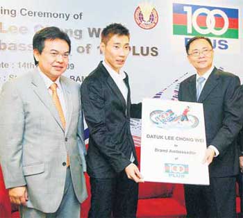 (From left) BAM president Datuk Nadzmi Salleh, Lee Chong Wei and Chris Ng (general manager marketing, regional office of Fraser and Neave) at the signing ceremony at the BAM office in Bukit Kiara yesterday.