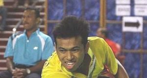 Heroes: Malaysia&rsquo;s Iskandar Zulkarnain Zainuddin returning a shot to China&rsquo;s Tian Houwei during their singles tie.