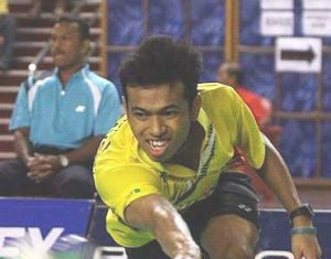 Heroes: Malaysia&rsquo;s Iskandar Zulkarnain Zainuddin returning a shot to China&rsquo;s Tian Houwei during their singles tie.
