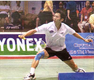 Eyes on the birdie: Top badminton player Nguyen Tien Minh shows off the form that beat host rival Boonsak Ponsana 21-16, 21-13 to take the men's singles final in the SCG Thailand Grand Prix Gold on July 26. Eyes on the birdie: Top badminton player Nguyen Tien Minh shows off the form that beat host rival Boonsak Ponsana 21-16, 21-13 to take the men's singles final in the SCG Thailand Grand Prix Gold on July 26.