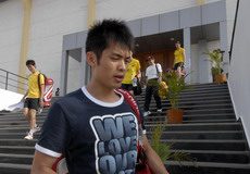 China's Lin Dan walks back to a hotel after attending a practice session ahead of the badminton world championships in the southern Indian city of Hyderabad August 7, 2009. The championships will run from August 10 till 16.