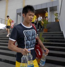 China's Lin Dan walks back to a hotel after attending a practice session ahead of the badminton world championships in the southern Indian city of Hyderabad August 7, 2009. The championships will run from August 10 till 16.
