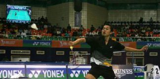 Indonesia's Taufik Hidayat returns a shot against Switzerland's Christian Boesiger during their men's singles match in a preliminary round of the World Badminton Championships in Hyderabad August 11, 2009.