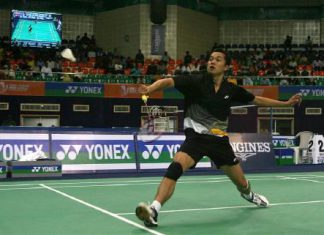 Indonesia's Taufik Hidayat returns a shot against Switzerland's Christian Boesiger during their men's singles match in a preliminary round of the World Badminton Championships in Hyderabad August 11, 2009.