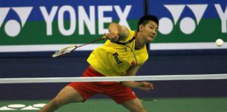 China's Chen Jin returns a shot against India's Kashyap P. during their men's singles match in a preliminary round of the World Badminton Championships in Hyderabad August 12, 2009.