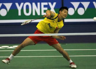 China's Chen Jin returns a shot against India's Kashyap P. during their men's singles match in a preliminary round of the World Badminton Championships in Hyderabad August 12, 2009.