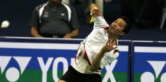Indonesia's Taufik Hidayat returns a shot against Denmark's Jan O Jorgensen during their men's singles match in the quarter finals of the World Badminton Championships in Hyderabad August 14, 2009.