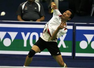 Indonesia's Taufik Hidayat returns a shot against Denmark's Jan O Jorgensen during their men's singles match in the quarter finals of the World Badminton Championships in Hyderabad August 14, 2009.