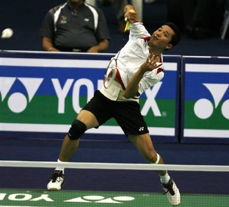 Indonesia's Taufik Hidayat returns a shot against Denmark's Jan O Jorgensen during their men's singles match in the quarter finals of the World Badminton Championships in Hyderabad August 14, 2009. Indonesia's Taufik Hidayat returns a shot against Denmark's Jan O Jorgensen during their men's singles match in the quarter finals of the World Badminton Championships in Hyderabad August 14, 2009.