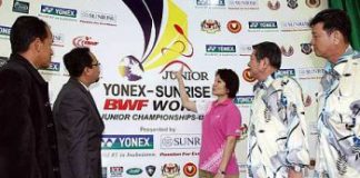 Fine design: Yonex Sunrise Promotions manager Alice Lee unveiling the World Junior Badminton Championships 2009 logo yesterday to Kedah Badminton Association president Teoh Teng Choe (right), BAM treasurer Datuk Lim Teong Kiat (second from right), State Youth and Sports, Arts, Heritage and Cultural Committee chairman Dr Hamdan Mohamed Khalid (second from left) and Director of Kedah Sports Council Syed Khairul Anuar Syed Abidin (left).