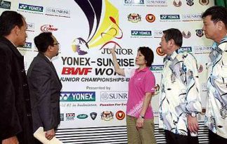Fine design: Yonex Sunrise Promotions manager Alice Lee unveiling the World Junior Badminton Championships 2009 logo yesterday to Kedah Badminton Association president Teoh Teng Choe (right), BAM treasurer Datuk Lim Teong Kiat (second from right), State Youth and Sports, Arts, Heritage and Cultural Committee chairman Dr Hamdan Mohamed Khalid (second from left) and Director of Kedah Sports Council Syed Khairul Anuar Syed Abidin (left).