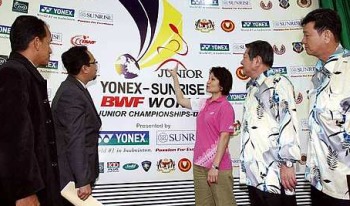 Fine design: Yonex Sunrise Promotions manager Alice Lee unveiling the World Junior Badminton Championships 2009 logo yesterday to Kedah Badminton Association president Teoh Teng Choe (right), BAM treasurer Datuk Lim Teong Kiat (second from right), State Youth and Sports, Arts, Heritage and Cultural Committee chairman Dr Hamdan Mohamed Khalid (second from left) and Director of Kedah Sports Council Syed Khairul Anuar Syed Abidin (left). Fine design: Yonex Sunrise Promotions manager Alice Lee unveiling the World Junior Badminton Championships 2009 logo yesterday to Kedah Badminton Association president Teoh Teng Choe (right), BAM treasurer Datuk Lim Teong Kiat (second from right), State Youth and Sports, Arts, Heritage and Cultural Committee chairman Dr Hamdan Mohamed Khalid (second from left) and Director of Kedah Sports Council Syed Khairul Anuar Syed Abidin (left).