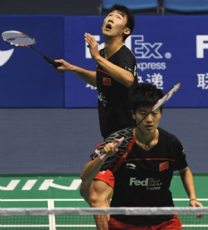 China's Chen Zhiben(above) and Zhang Jinkang compete in their mixed doubles match against their compatriots Lu Kai and Bao Yixin at 2009 China Masters in Changzhou, east China's Jiangsu Province, on Sept. 17, 2009.