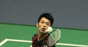 China's Lin Dan returns a shuttle during men's singles first round match against his compatriot Qiu Yanbo at 2009 China Badminton Masters Super Series in Changzhou, east China's Jiangsu Province, Sept. 16, 2009. Lin won 2-0.