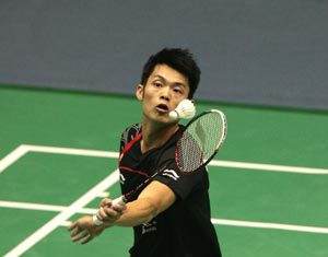 China's Lin Dan returns a shuttle during men's singles first round match against his compatriot Qiu Yanbo at 2009 China Badminton Masters Super Series in Changzhou, east China's Jiangsu Province, Sept. 16, 2009. Lin won 2-0.