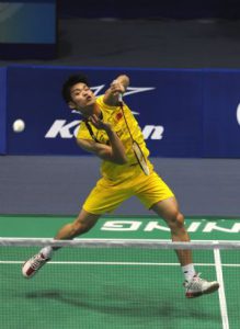 China's Lin Dan returns a shuttle during men's singles second round match against Hsieh Yu-hsin of Chinese Taipei at 2009 China Badminton Masters Super Series in Changzhou, east China's Jiangsu Province, Sept. 17, 2009. Lin won 2-0.