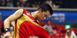 Taufik Hidayat of Indonesia will face compatriot Simon Santoso in the semifinals of the Japan Open Super Series in Tokyo.