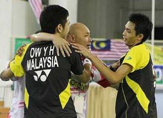 Unbelievable: Malaysia&rsquo;s Ow Yao Han and Chooi Kah Ming (right) celebrate their boys&rsquo; doubles semi-final victory with coach Yap Kim Hock yesterday.