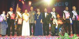Big winners: The 2009 TOYM awards chief judge Tan Sri Lee Lam Thye (fifth from left) posing for a picture with award recipients at the ceremony in Petaling Jaya Saturday. Lee (second left) won the &lsquo;Personal Improvement and accomplishment&rsquo; award.