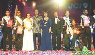 Big winners: The 2009 TOYM awards chief judge Tan Sri Lee Lam Thye (fifth from left) posing for a picture with award recipients at the ceremony in Petaling Jaya Saturday. Lee (second left) won the &lsquo;Personal Improvement and accomplishment&rsquo; award.