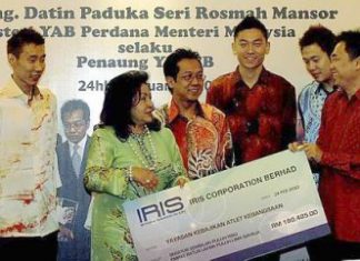 Money as promised: Datin Seri Rosmah Mansor receiving a mock cheque from Iris Corporation Berhad managing director Datuk Tan Say Jim at a luncheon in Putrajaya yesterday. Looking on are (from left) Lee Chong Wei, Datuk Razali Ibrahim, Tan Boon Heong and Koo Kien Keat.