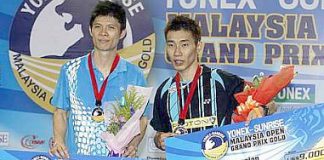 Smashing contest: Lee Chong Wei (right) and Wong Choong Hann posing with their prizes after their Malaysian Open Grand Prix Gold men&rsquo;s singles final yesterday. Chong Wei won 21-8, 14-21, 21-15.