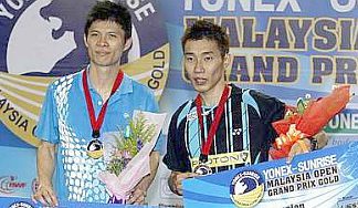 Smashing contest: Lee Chong Wei (right) and Wong Choong Hann posing with their prizes after their Malaysian Open Grand Prix Gold men&rsquo;s singles final yesterday. Chong Wei won 21-8, 14-21, 21-15.