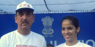 Union Health Minister Ghulam Nabi Azad felicitating badminton star Saina Nehwal at the &lsquo;Run for Population Stabilization&rsquo;at Rajpath on World Population Day, in New Delhi on Sunday.