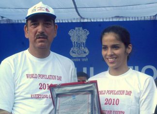 Union Health Minister Ghulam Nabi Azad felicitating badminton star Saina Nehwal at the &lsquo;Run for Population Stabilization&rsquo;at Rajpath on World Population Day, in New Delhi on Sunday.