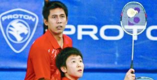 Indonesian shuttlers Nova Widianto and Liliyana Natsir beat another Indonesian pair to advance to the quarterfinals.