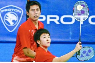 Indonesian shuttlers Nova Widianto and Liliyana Natsir beat another Indonesian pair to advance to the quarterfinals.