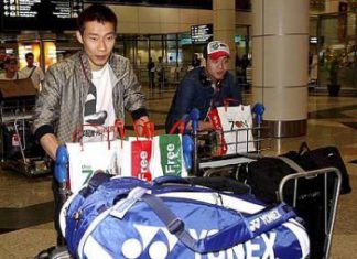 It&rsquo;s good to be home: Lee Chong Wei and Koo Kien Keat pushing their trolleys out of the arrival hall at the KLIA on their return from Paris yesterday.