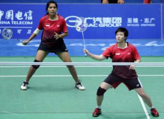 Excel: Indonesian women&rsquo;s doubles shuttlers Liliyana Natsir (right) and Nitya Krishinda Maheswari return a shot to Indian opponents Balana and Sawant in a qualifying round at the Tianshe Gumnasium at the Asian Games in Guangzhou on Saturday.