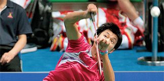 Boonsak Ponsana returns a shot against Malaysia&rsquo;s world No.1 Lee Chong Wei during their men&rsquo;s team quarter-final match. Boonsak won 9-21, 21-10, 21-19.